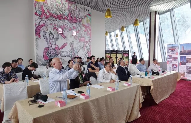 上海市建設協(xié)會會長黃健之主持發(fā)言