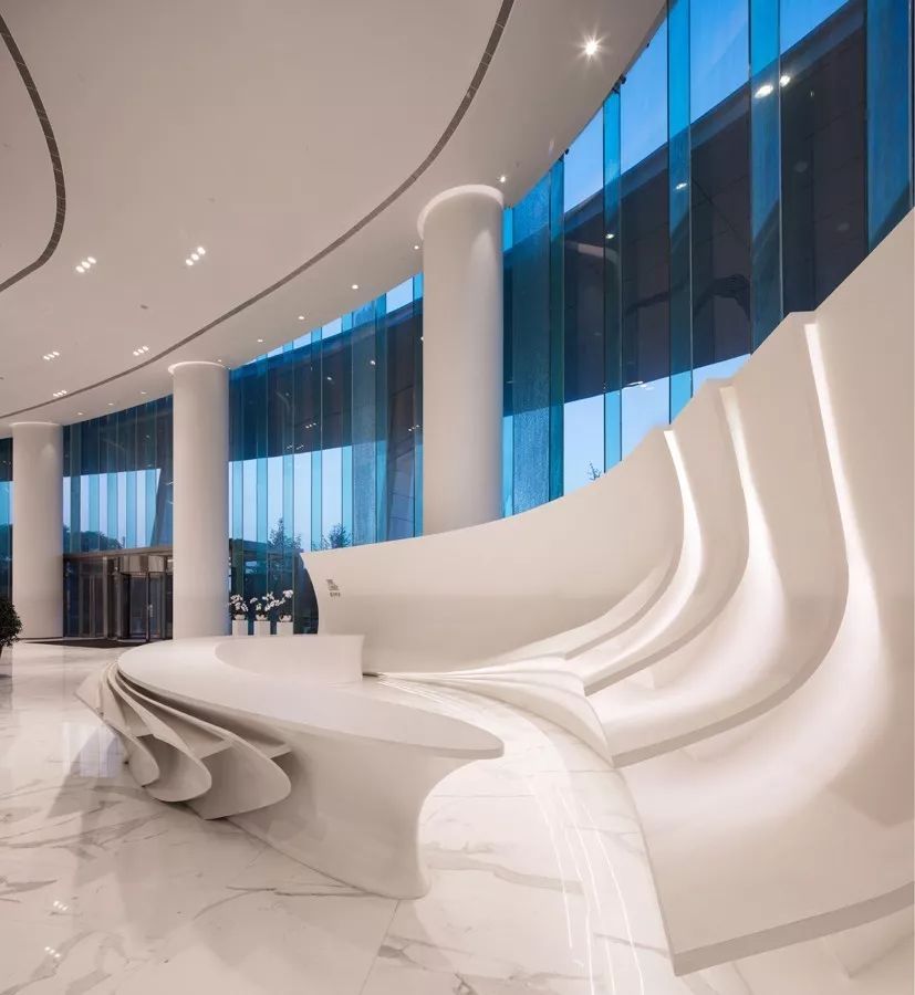 新力地產(chǎn)與天華為南昌新力中心打造了4.2m高闊層高、地下雙層超大專屬車庫