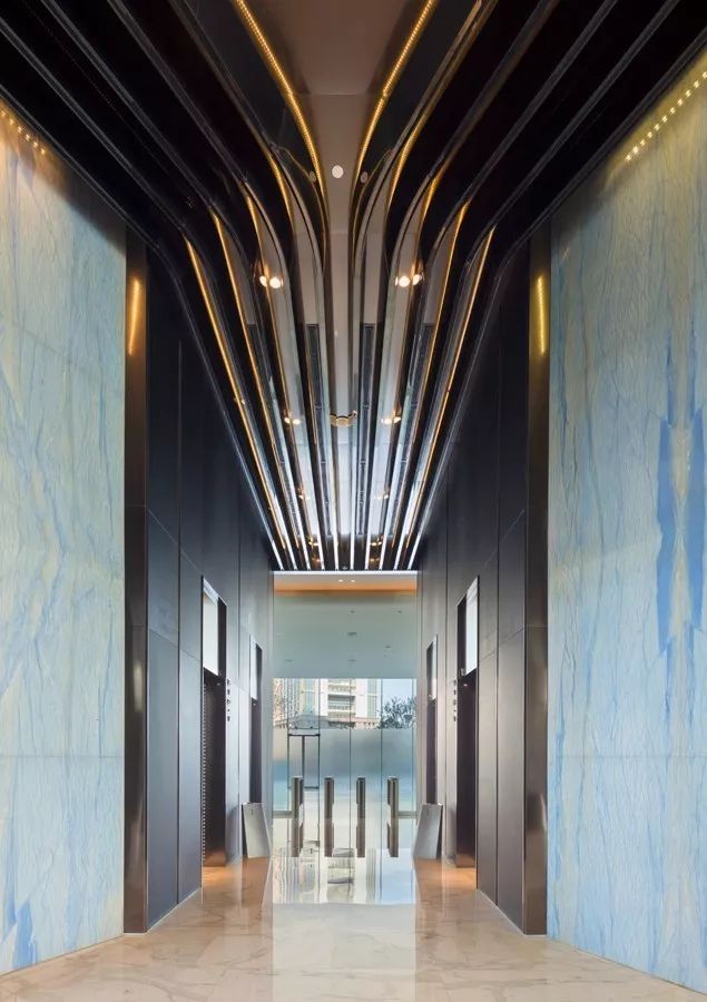 新力地產(chǎn)與天華為南昌新力中心打造了4.2m高闊層高、地下雙層超大專屬車庫