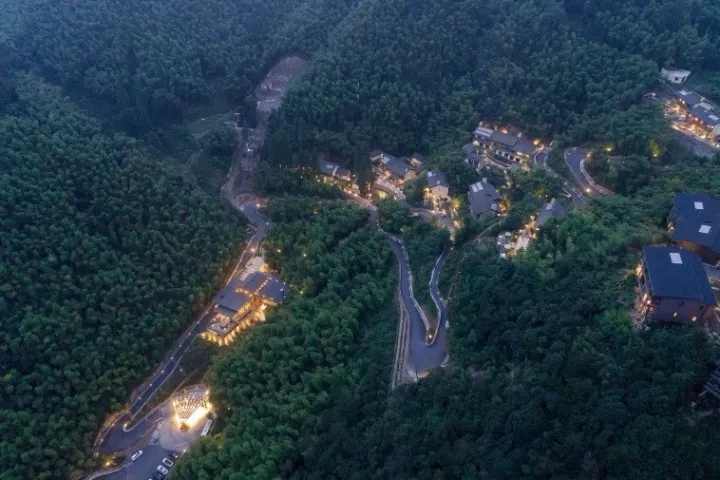 裸心堡采用了輕質結構、符合山地的吊腳樓結構