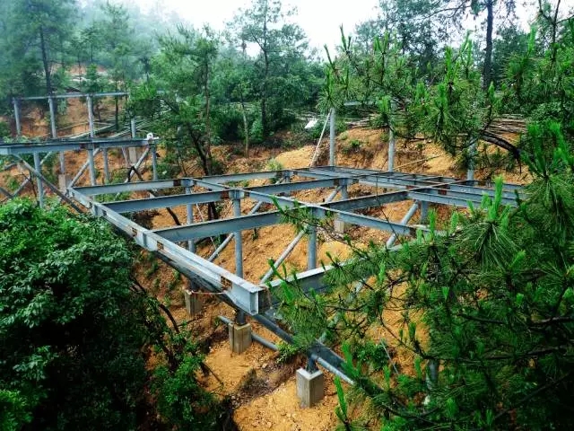 裸心堡采用了輕質結構、符合山地的吊腳樓結構