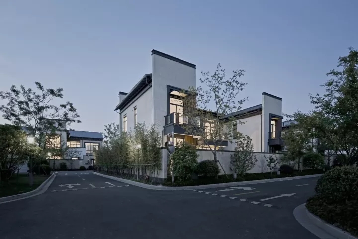 院內(nèi)景觀對(duì)公共區(qū)域可見(jiàn)，但并不干擾使用者的私密需求