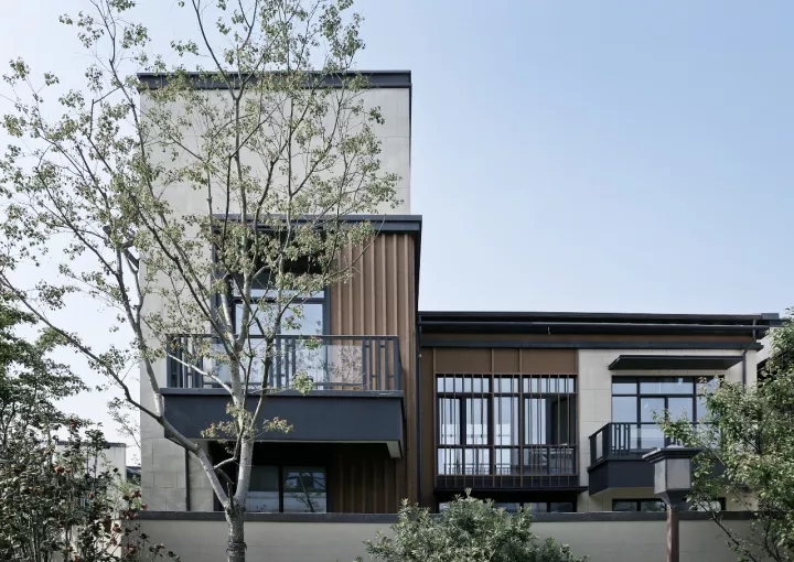 外部空間景觀通過(guò)高度差同時(shí)被室內(nèi)利用