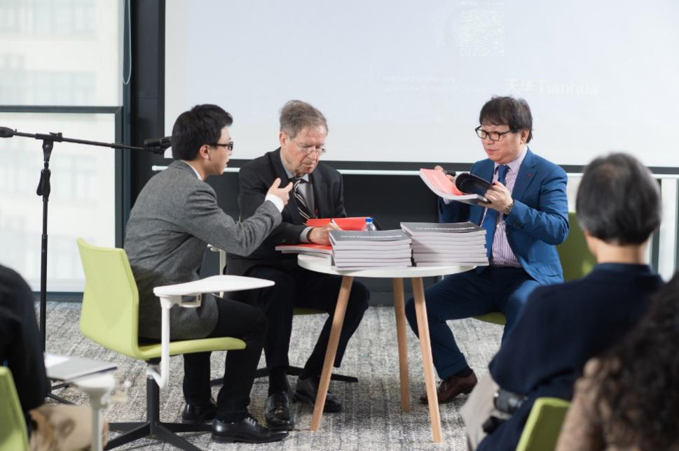 哈佛布斯克茨教授、楊丁亮老師與天華集團(tuán)總建筑師黃向明現(xiàn)場(chǎng)書籍簽發(fā)